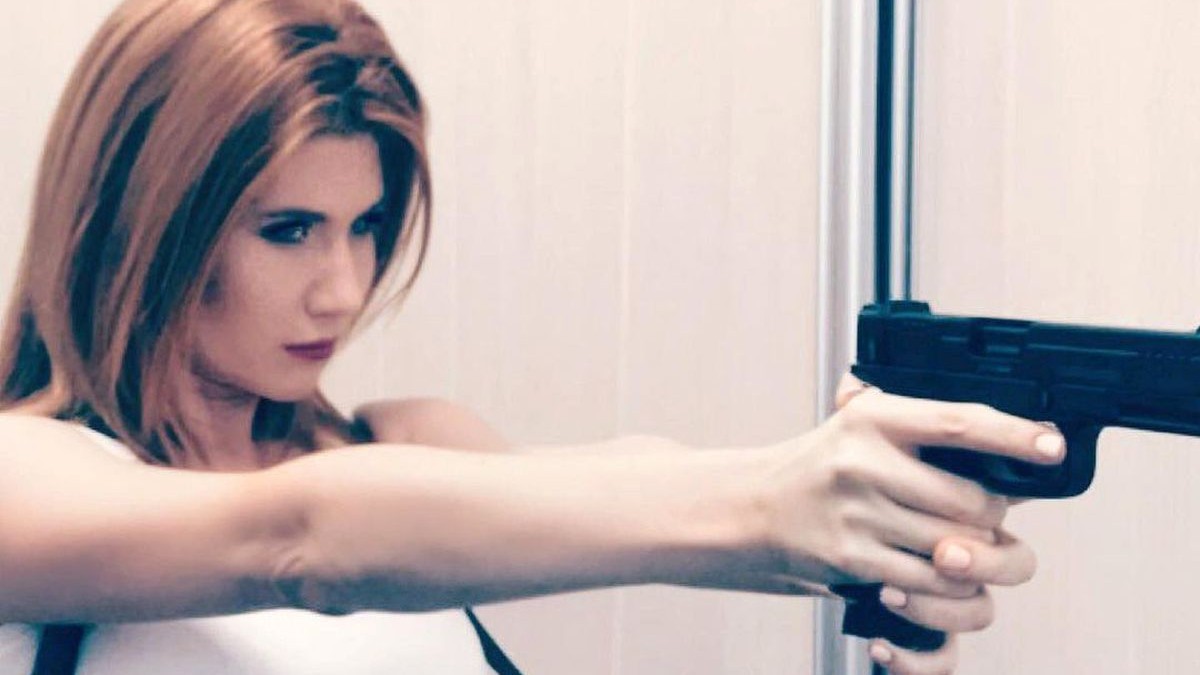 Anna Chapman se fotografiază ținând un pistol în mână, 30 noiembrie 2020