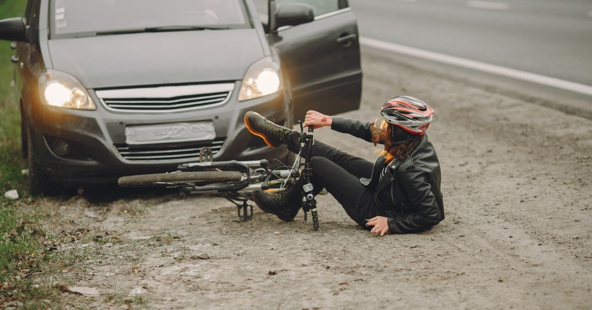 accident auto mașină bicicletă biciclist acroșat dărmat de la bicicleta
