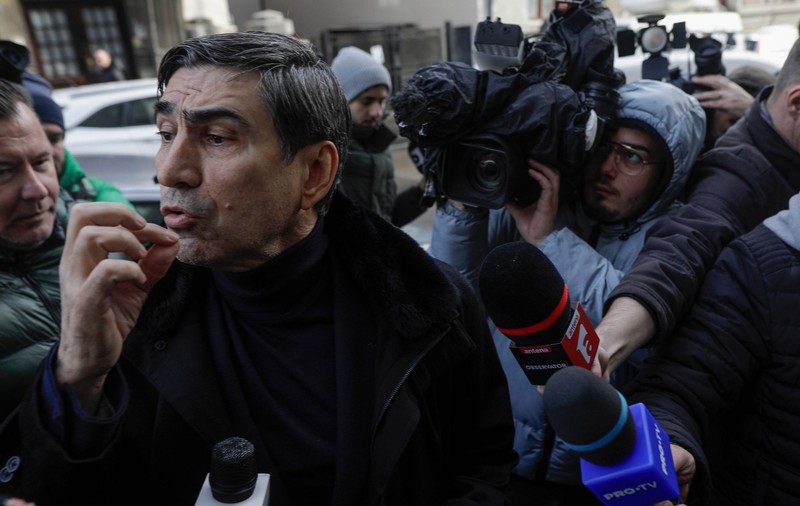 Gestul făcut de Victor Pițurcă către protestatarul „Ceaușescu” la sediul DNA: „Dacă-ți dai cu ruj, vorbim”