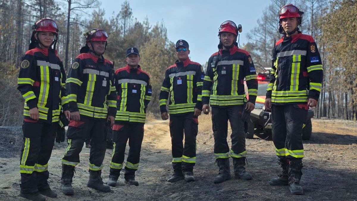 Pompieri români, îmbrăcați în echipamente, unul lângă altul, la incendiile din Serbia