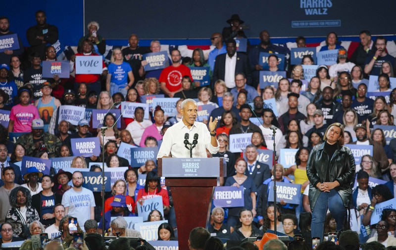 Momentul în care Obama face rap pe o melodie lui Eminem și-l invită pe rapper pe scenă | VIDEO