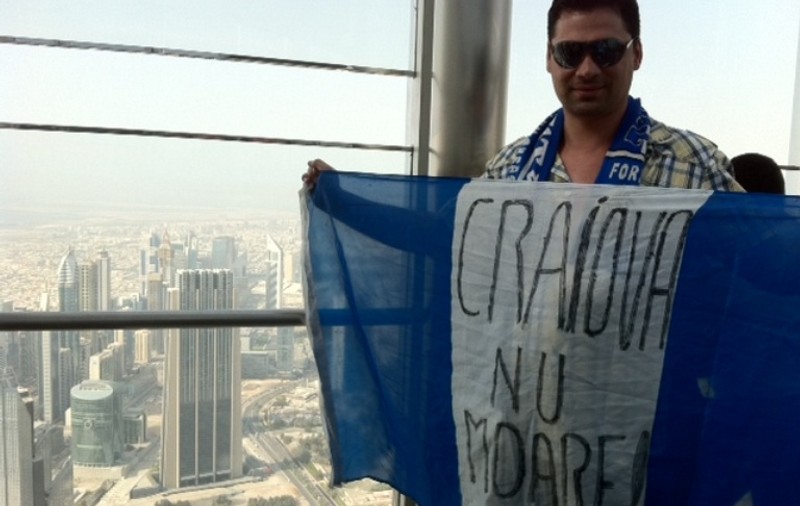 Şi-a declarat dragostea pentru echipa favorită din cea mai înaltă clădire din lume! ”Craiova nu moare!”