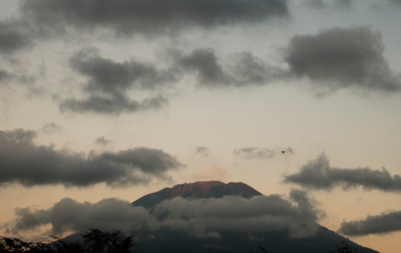 Peste 130.000 de oameni, evacuați din cauza unui vulcan în Bali. Ar putea să erupă oricând