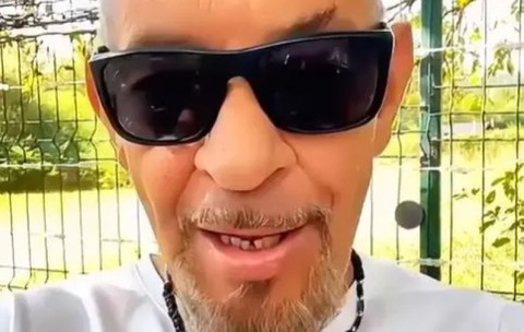 „Mi-am micșorat stomacul pentru a-mi lungi viața”. Wow, cum a ajuns să arate! Spune drept, îți dai seama cine e? E super celebru în România, toată lumea îi știe numele, dar puțini îl mai recunosc acum
