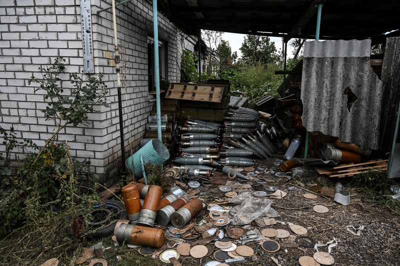 Această fotografie făcută pe 11 septembrie 2022 arată muniții abandonate de ruși într-un sat de la periferia orașului Izyum, regiunea Harkov, estul Ucrainei, pe fondul invaziei ruse a Ucrainei. Foto: Profimedia