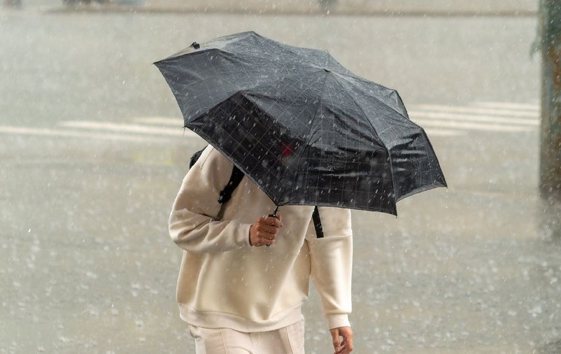 Ploi torențiale, grindină și temperaturi cu peste 10 grade mai mici. Vremea se schimbă radical în România joi și vineri