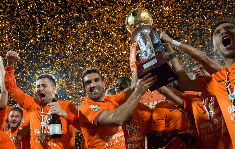 Clujenii au spart trofeul de campioană a României la fotbal 2018. CFR Cluj va primi și o cupă specială | FOTO ÎN ARTICOL
