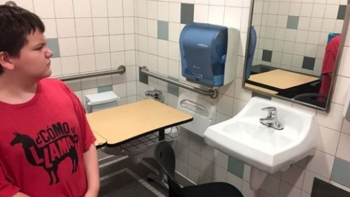 Unui copil cu autism care a cerut un loc liniștit în care să învețe la școală i s-a fixat biroul în toaletă!