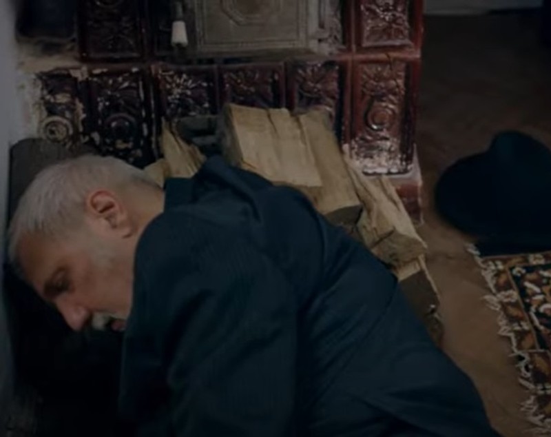 Ultima apariție într-un serial a actorului Doru Ana. Personajul său a avut un destin tragic în „Adela”, producția de la Antena 1