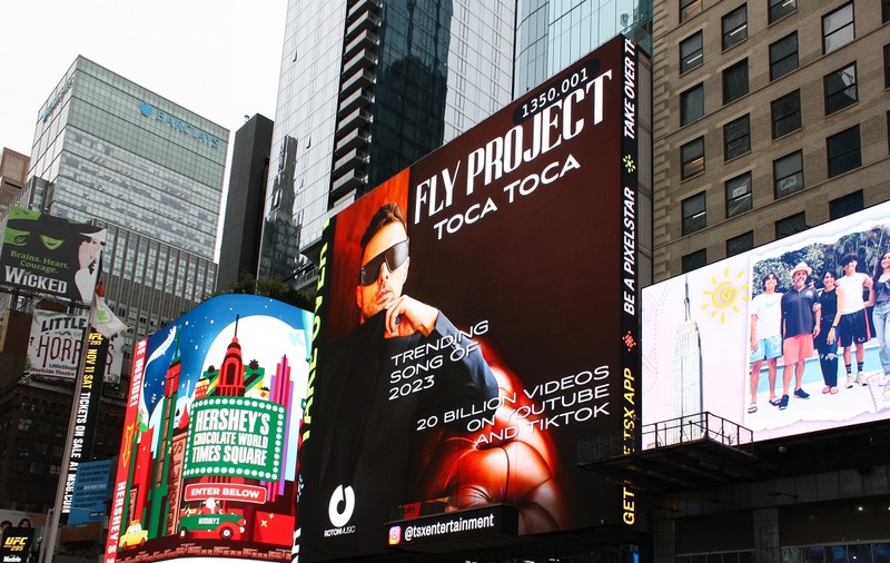 Tudor de la Fly Project, într-o imagine pe panourile din Times Square, în New York. Ce declară artistul: „Muzica poate trece orice barieră”