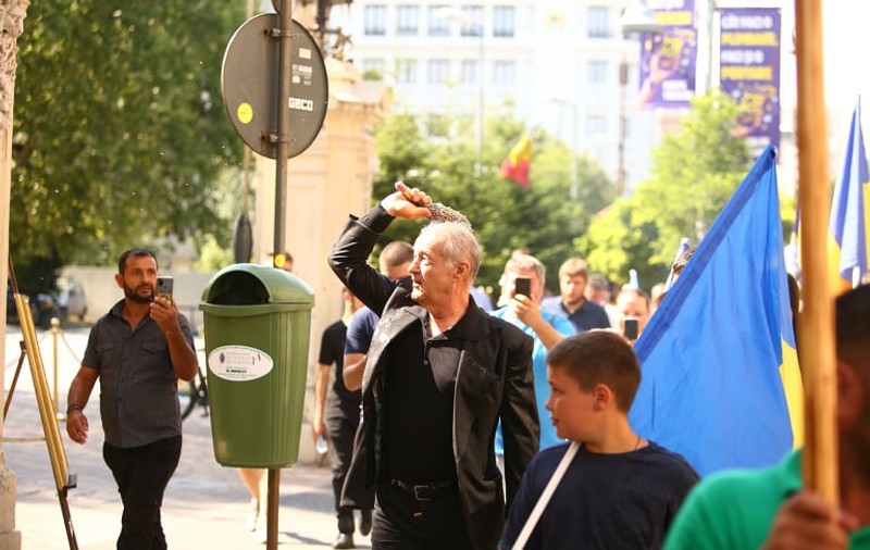 Gigi Becali a stropit cu agheasmă pe Calea Victoriei, unde a avut loc sâmbătă marșul Bucharest Pride, în timpul unui protest religios