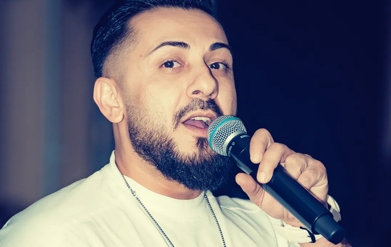 Un cunoscut cântăreţ de manele, prins drogat la volanul unei maşini neînmatriculate