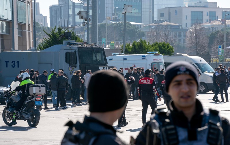 Atac terorist în fața unui tribunal din Istanbul: șase persoane rănite. Atacatorii au fost uciși