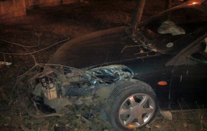 Un băiat de 14 ani din Ploiești a furat mașina părinților și a provocat un accident! Fratele său geamăn a fost rănit