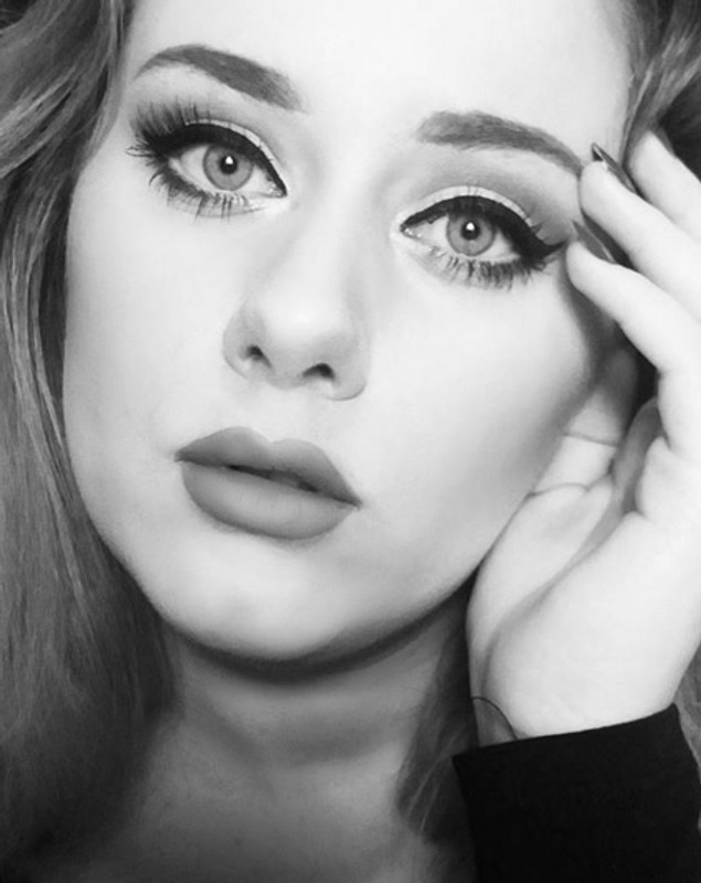 Adele are o sosie! Cum arată tânăra care îi seamănă perfect cântăreței