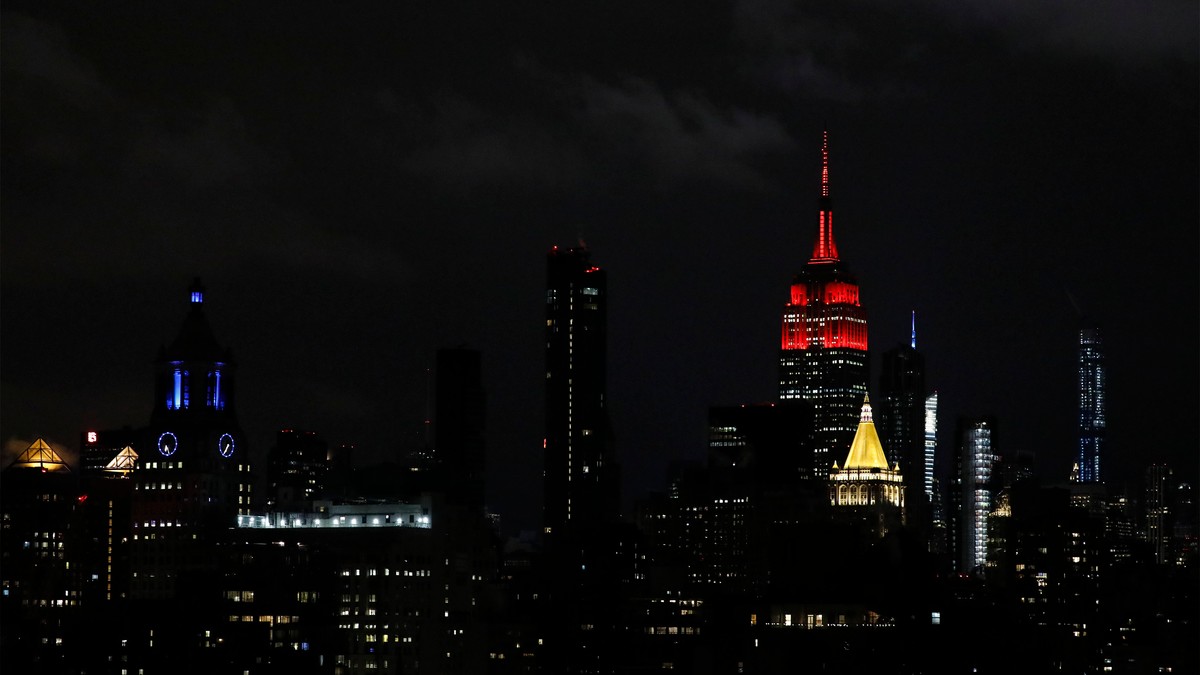 Empire State Building, luminată în culorile unei sirene de ambulanţă