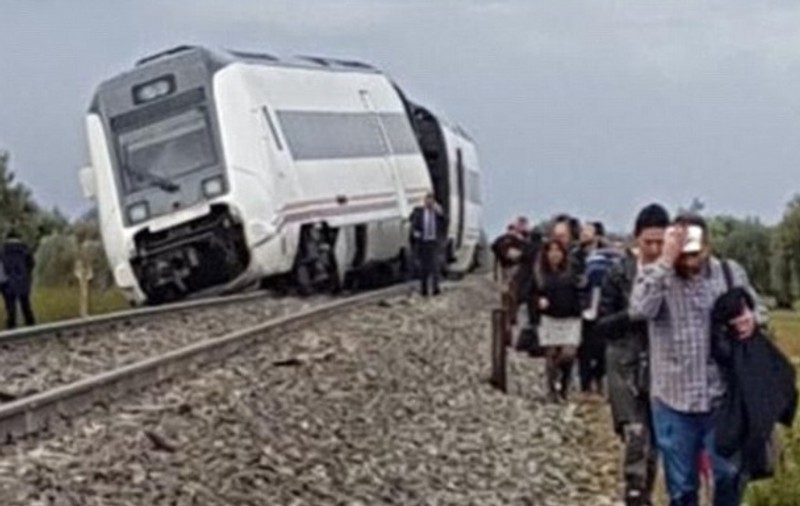 Un tren a deraiat în sudul Spaniei. Cel puțin 21 de oameni au fost răniți