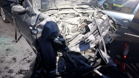 Așa arată mașina soților după accident / foto: sursata.ro