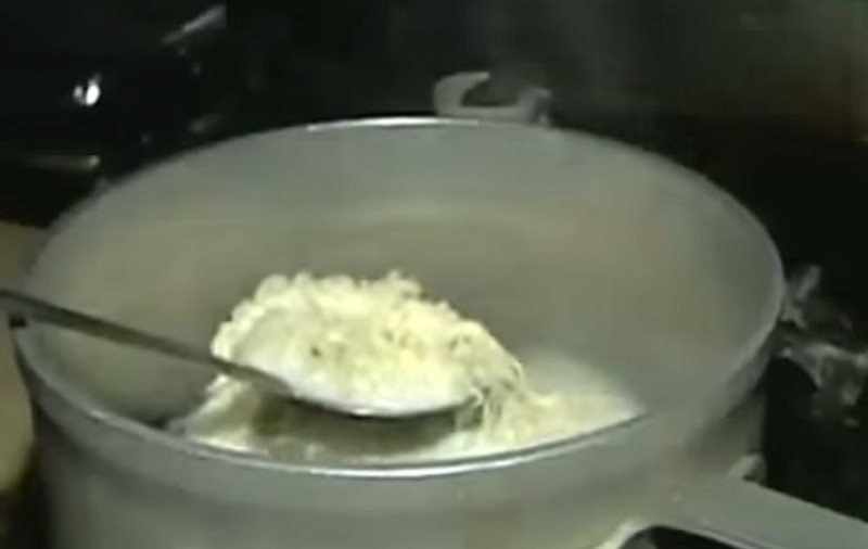 Medicii avertizează! Ce se întâmplă în stomacul tău, când mănânci tăiței! VIDEO