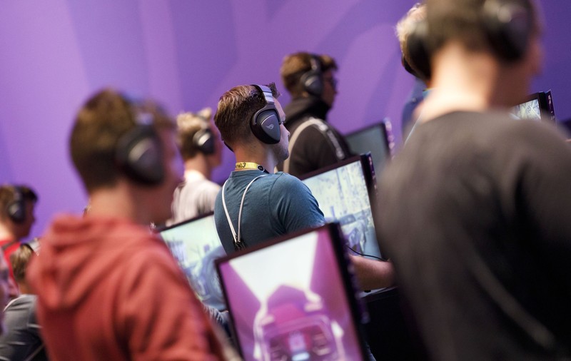 Un profesor de la Stanford ne cheamă să ne punem computerul de gaming la muncă contra pandemiei Covid-19