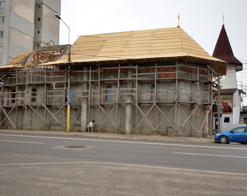Se întâmplă în Constanța! Ce iese prin acoperișul unei biserici! GALERIE FOTO