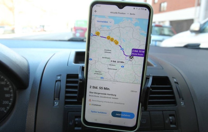 Aplicația Waze, deschisă pe ecranul unui smartphone montat pe bordul unei mașini.