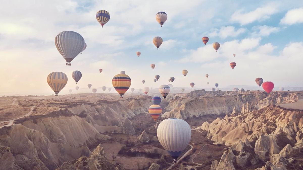 Baloanele din Cappadocia în timp ce zboară pe cer