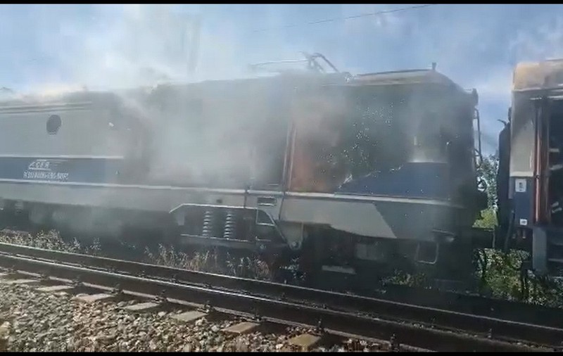 O locomotivă a luat foc în apropiere de Videle. Aproximativ 250 de pasageri, evacuați