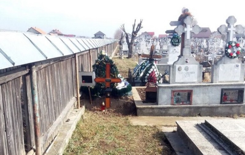 Acuzații la adresa unui preot din Neamț: ”Mi-au îngropat fratele sub gardul cimitirului!”
