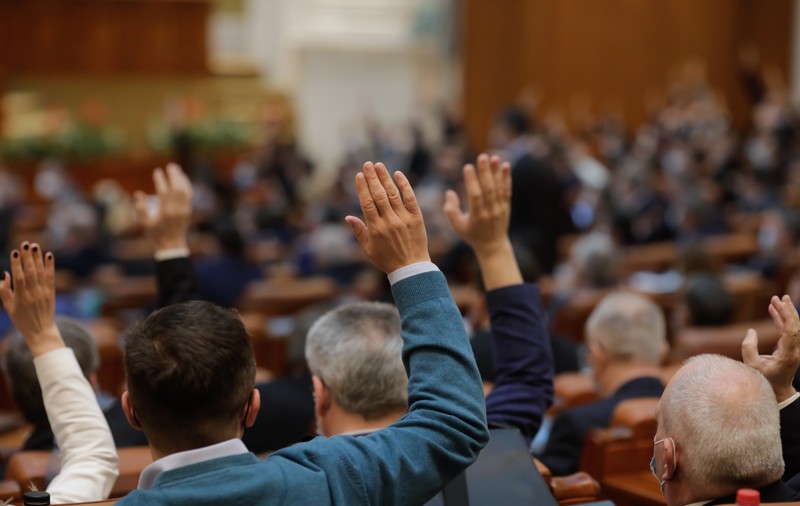 Legea avertizorilor de integritate, adoptată marți de Parlament, descurajează raportarea neregulilor, acuză zeci de ONG-uri