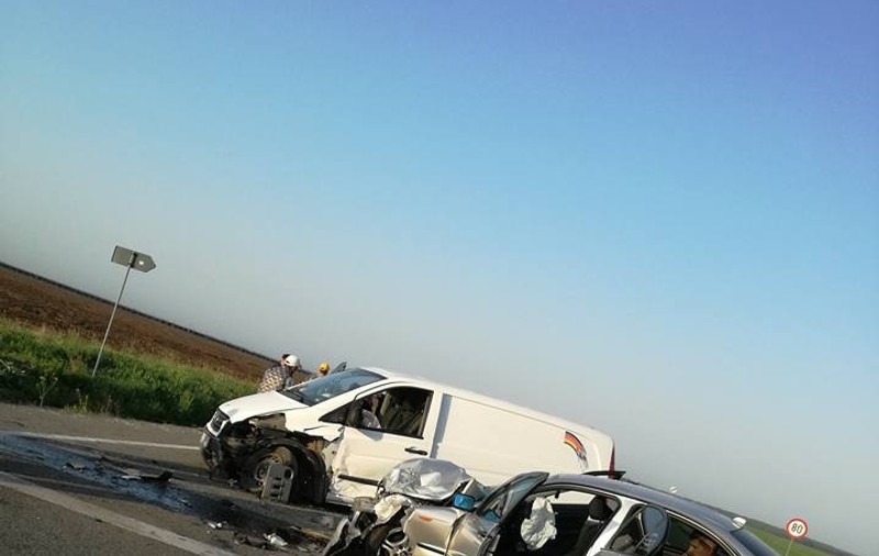 Cinci pompieri au ajuns la spital în urma unui accident în apropiere de Padurea Radovan. În total, șapte oameni au fost răniți