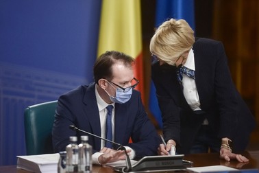 Premierul Florin Cîțu (stânga) și ministrul muncii, Raluca Turcan | Foto: Hepta