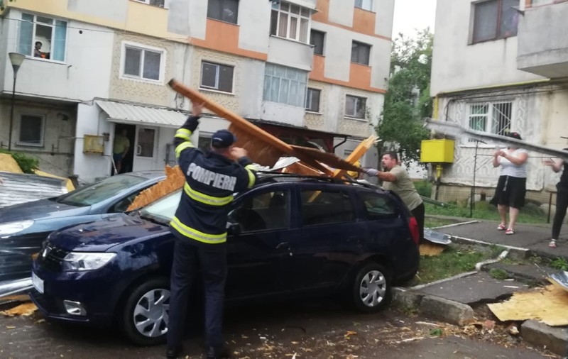După caniculă, România e lovită de furtuni. Unde au fost vijelii puternice