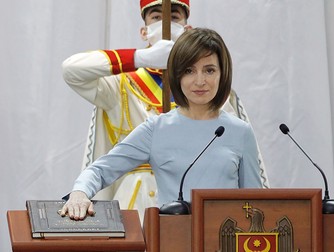 CHIȘINĂU, MOLDOVA - 24 DECEMBRIE 2020: Președintele ales al Republicii Moldova, Maia Sandu, depune jurământul în cadrul unei ceremonii de inaugurare la o sesiune comună a Parlamentului Republicii Moldova și a Curții Constituționale. Foto: Profimedia