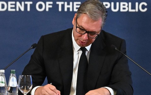 Aleksandar Vucic semnează actul demisiei din funcția de președinte Sursa foto: Profimedia