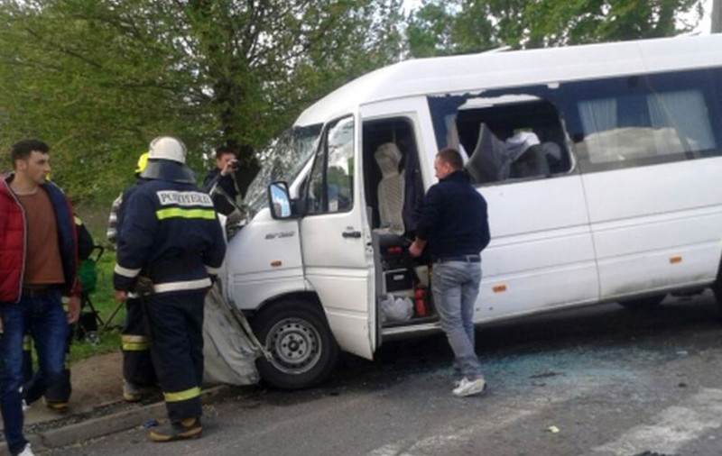 Microbuz cu mai mulți copii, implicat într-un accident în Prahova. Traficul pe DN1D este blocat