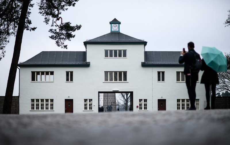 Supraviețuitor al Holocaustului: „Gardienii ne forțau să mărșăluim 40 km pe zi, să le testăm bocancii. Cine cădea era împușcat”