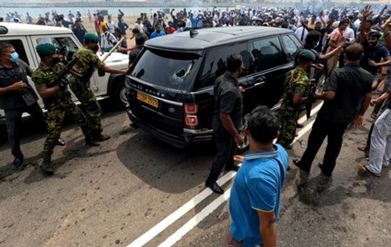 Un parlamentar din Sri Lanka a împușcat mai mulți protestatari, printre care unul mortal, apoi s-a sinucis