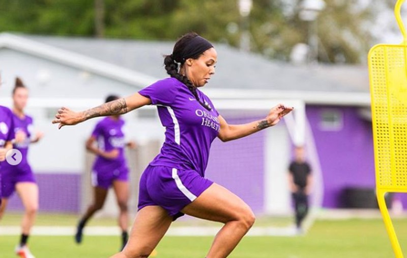 Fotbalista Sydney Leroux participă la antrenamente, deși este însărcinată în 5 luni și jumătate