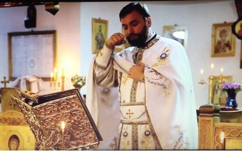 Într-o biserică din Cluj preotul foloseşte limbajul surdo-muţilor pentru credincioșii care nu aud slujba