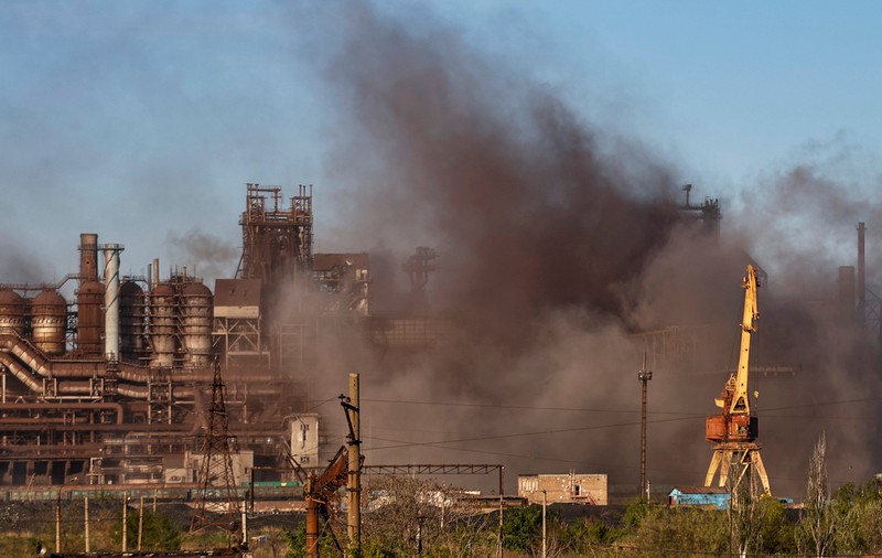 Fum deasupra fabricii Azovstal Foto: EPA