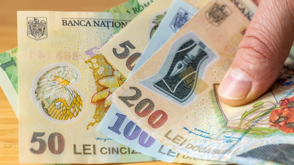 Imagine creativă cu un bărbat care ține în mână mai multe bancnote românești