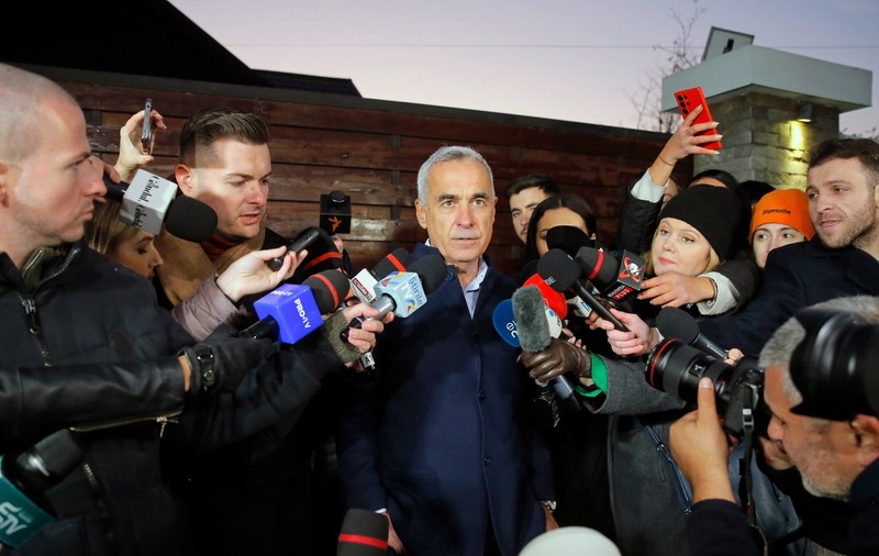 Minciunile lui Călin Georgescu cad ca popicele: de la falsa susținere primită de la „mâna dreaptă” a lui Donald Trump la colecția de partide a „independentului”