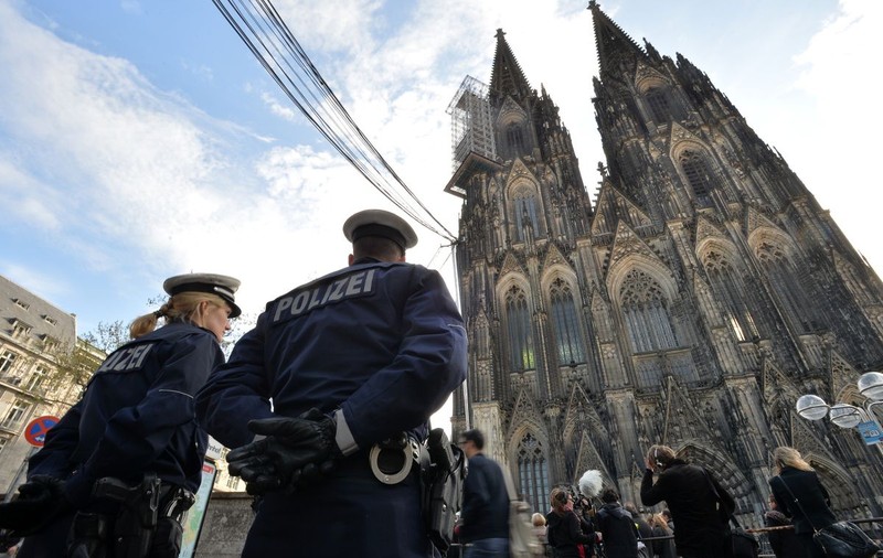 Alertă în orașe europene din cauza unor suspiciuni de atentate teroriste. Percheziții în Koln, arestări în Austria și Germania