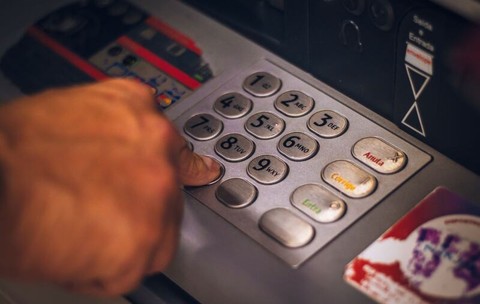 Mutarea contului la altă bancă este gratuită. Ce costuri pot dispărea