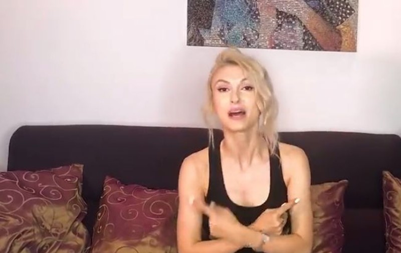 Ce are Andreea Bălan în geantă. "Mai slăbuț cu banii" | FOTO