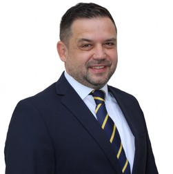 Adrian Burlacu, la costum.