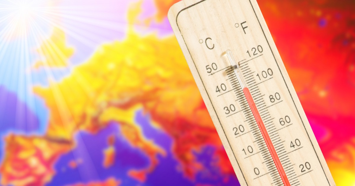 Imaginea prezintă un termometru ce indică o temperatură ridicată, suprapus peste o hartă termică a Europei în nuanțe aprinse de galben și roșu, ilustrând un val de căldură extremă.
