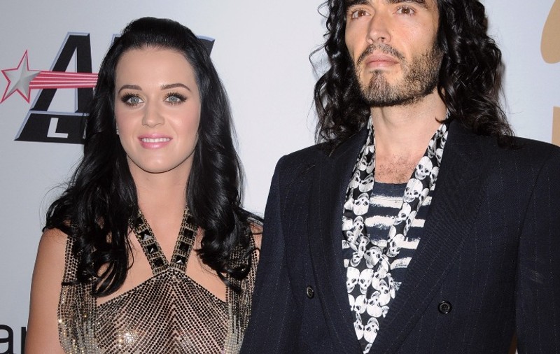 Russell Brand vrea nuntă în pielea goală