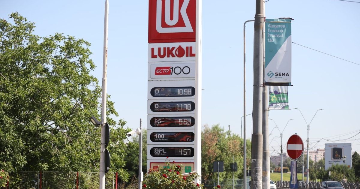 O benzinărie Lukoil care are prețurile afișate, iar în dreapta se vede o mașină mergând pe stradă, în București, 4 august 2026